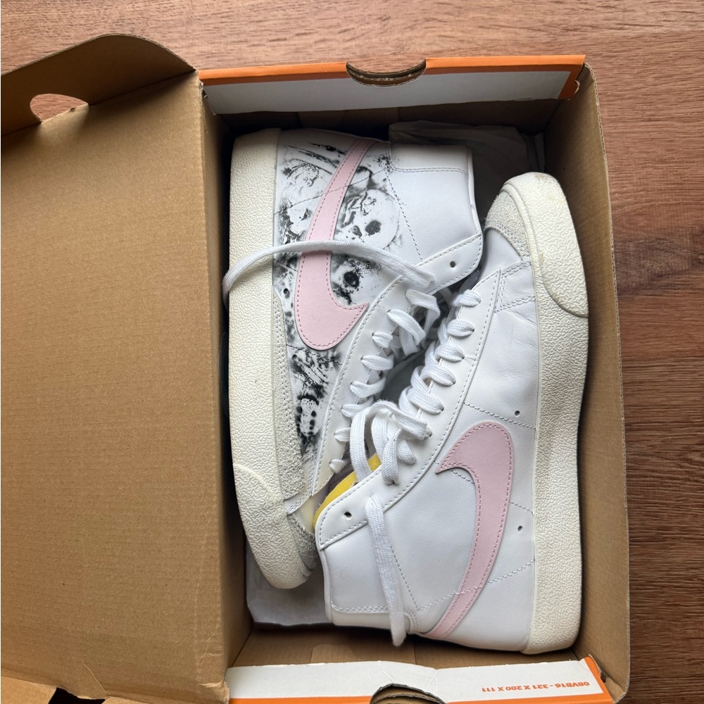 Nike men’s KitoWares skull Blazer Mid White with Light Pink Swoosh Sneakers